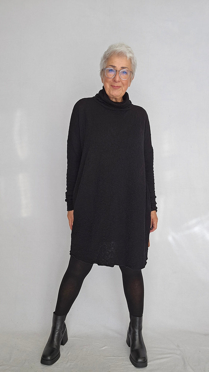 By basics Kjole By basics- 7501 Kjole med rollneck i merino bubble wool kunstkolonialen