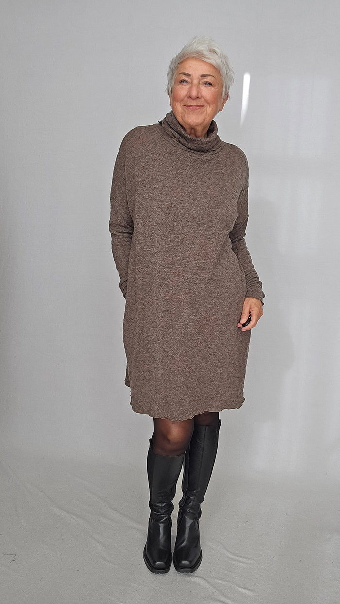 By basics Kjole By basics- 7501 Kjole med rollneck i merino bubble wool kunstkolonialen