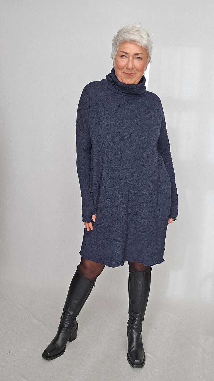 By basics Kjole By basics- 7501 Kjole med rollneck i merino bubble wool kunstkolonialen