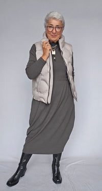 By Basics Kjoler By basics- 7045 Dress Long W/Pleats & High Neck kunstkolonialen