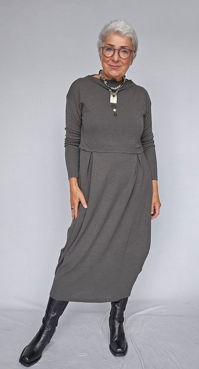 By Basics Kjoler By basics- 7045 Dress Long W/Pleats & High Neck kunstkolonialen