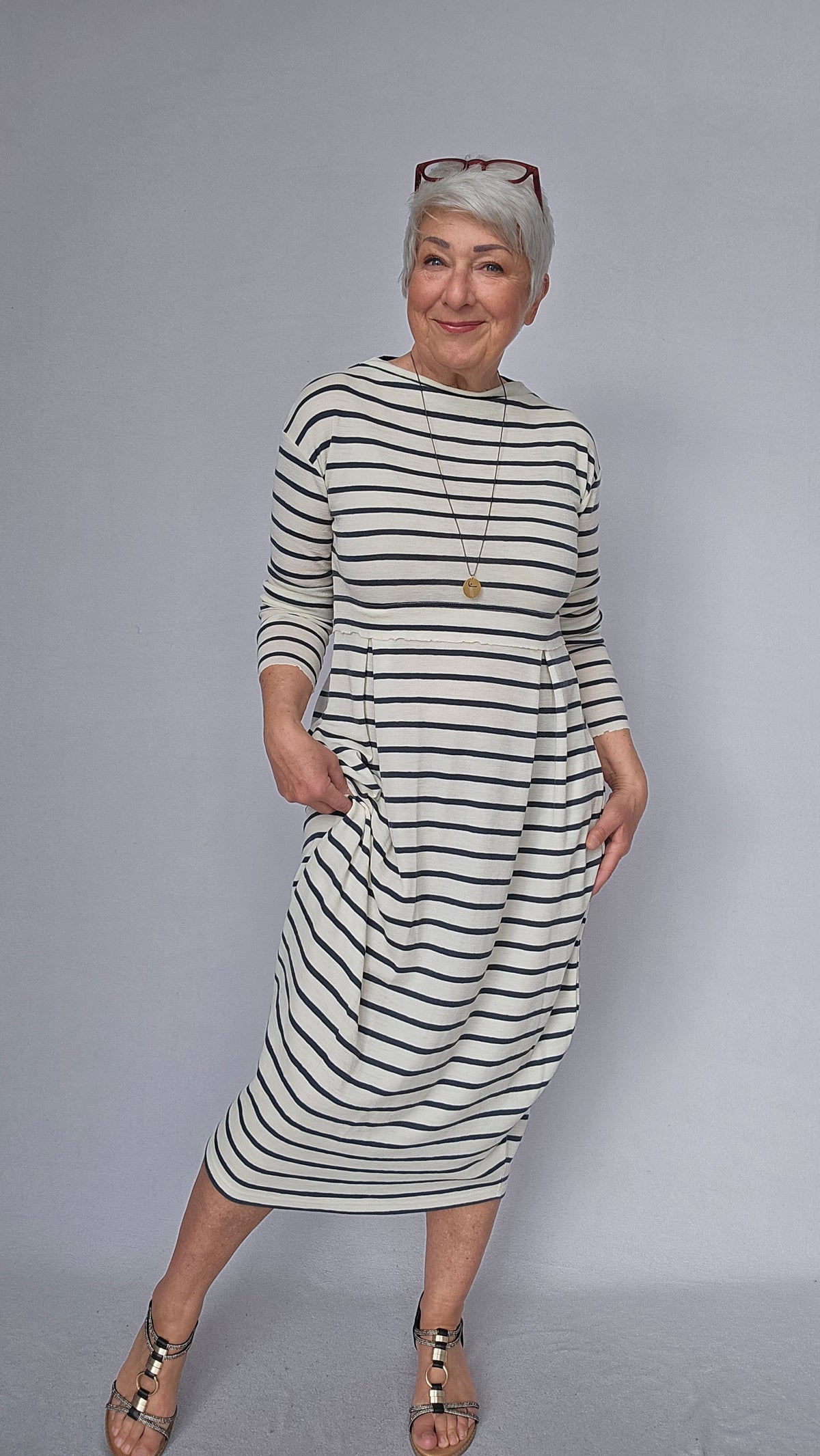 By Basics Kjoler by basics- 7045 Dress Long W/Pleats & High Neck kunstkolonialen