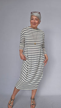 By Basics Kjoler by basics- 7045 Dress Long W/Pleats & High Neck kunstkolonialen