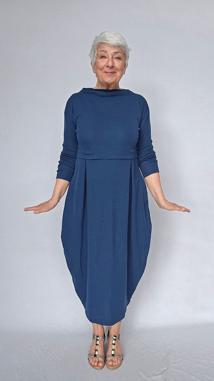 By Basics Kjoler by basics- 7045 Dress Long W/Pleats & High Neck kunstkolonialen