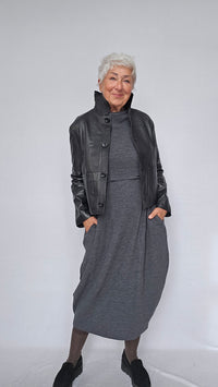 By Basics Kjoler by basics- 7045 Dress Long W/Pleats & High Neck kunstkolonialen