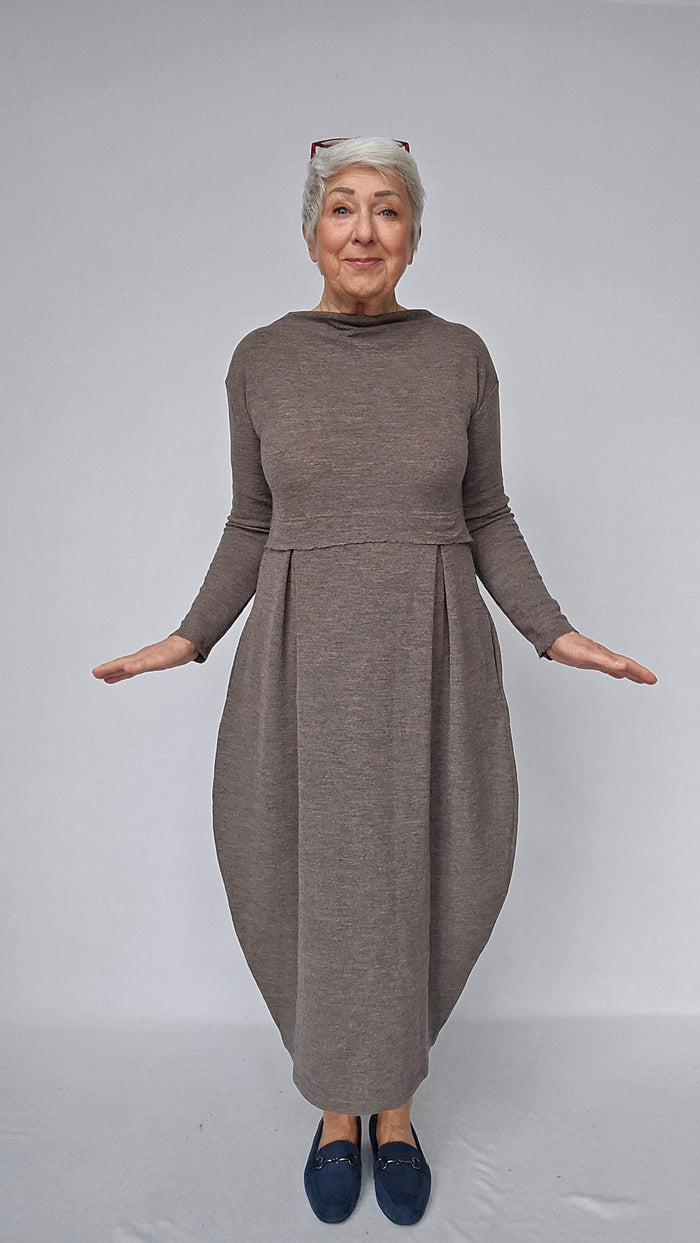 By Basics Kjoler Earth melange / S by basics- 7045 Dress Long W/Pleats & High Neck kunstkolonialen