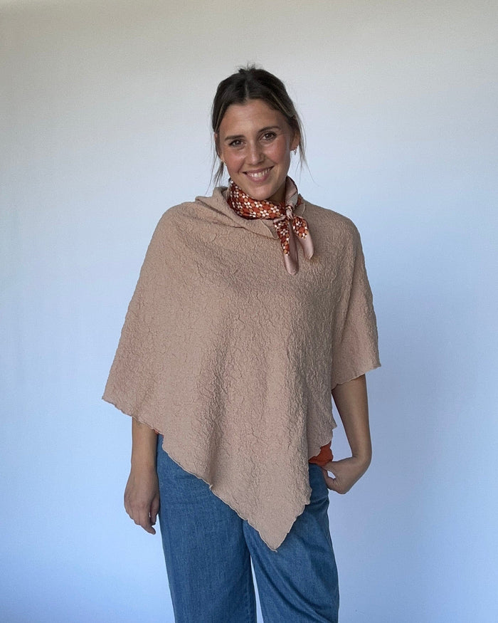 By Basics Poncho By Basics- 1501 Poncho i Merino Bubble Wool kunstkolonialen
