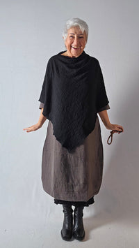 By Basics Poncho by basics- 1501 Poncho i Merino Bubble Wool kunstkolonialen