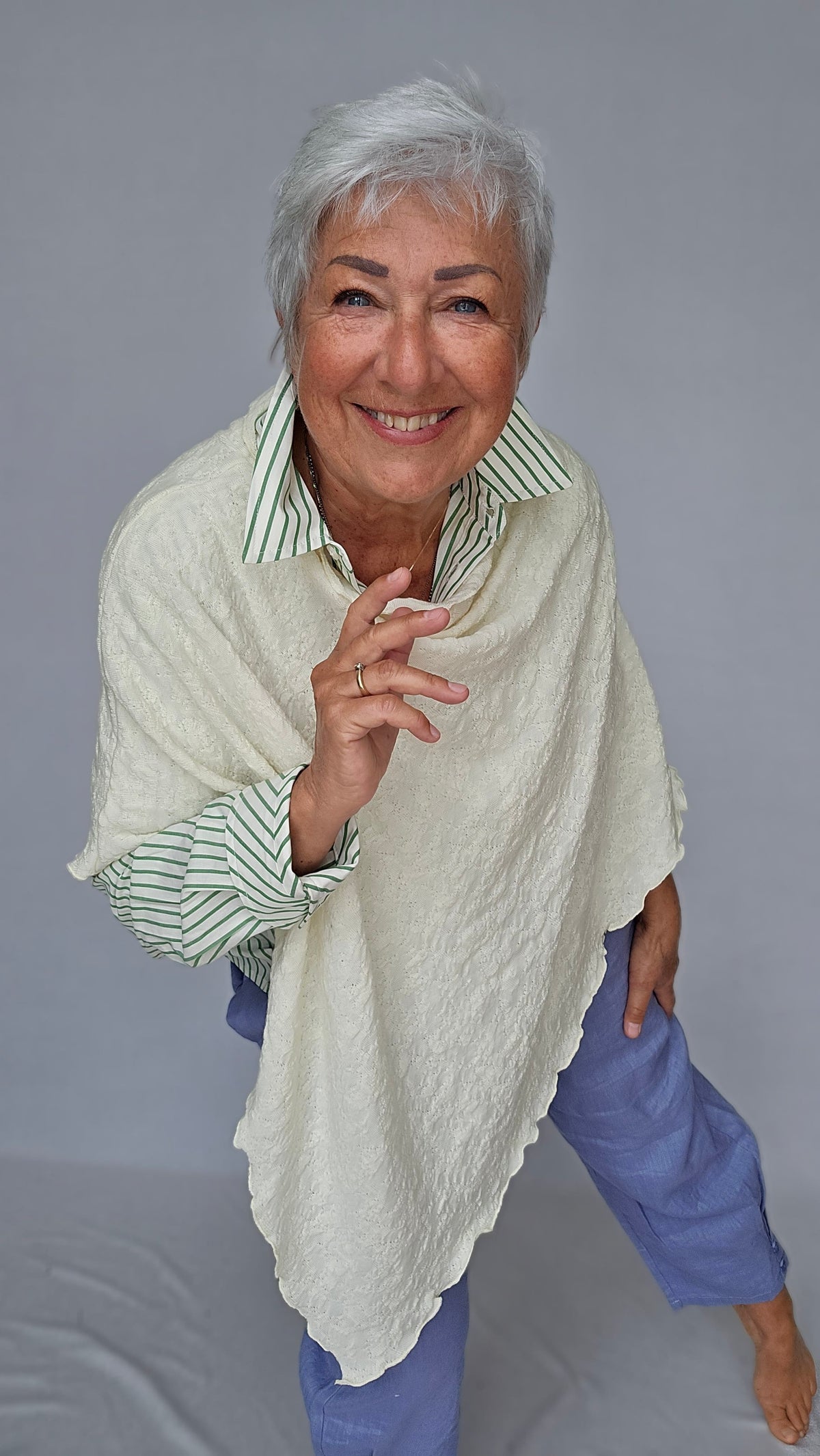 By Basics Poncho by basics- Bubblewool 1501 Poncho kunstkolonialen