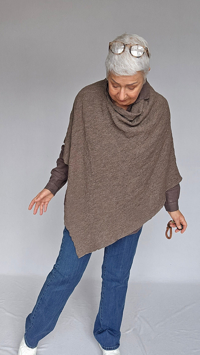 By Basics Poncho Earth melange By Basics- 1501 Poncho i Merino Bubble Wool kunstkolonialen
