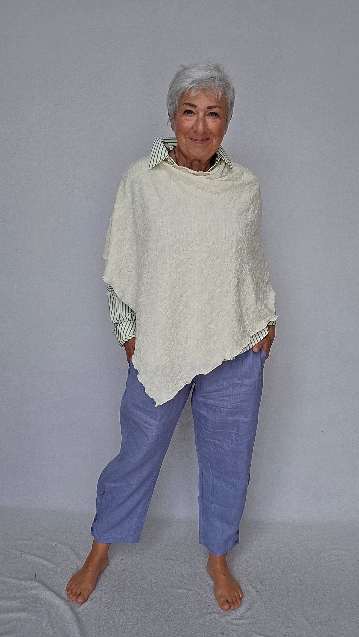 By Basics Poncho Raw white by basics- Bubblewool 1501 Poncho kunstkolonialen