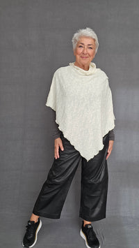 By Basics Poncho Raw white by basics- Bubblewool 1501 Poncho kunstkolonialen