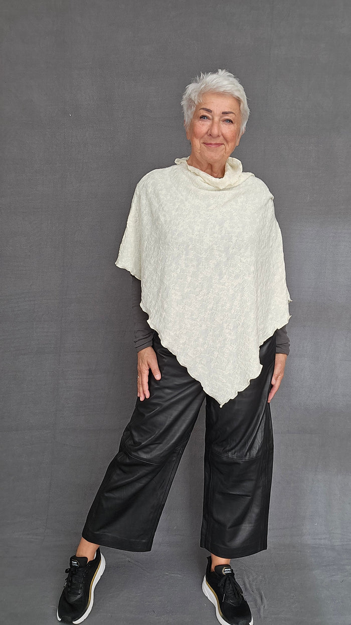 By Basics Poncho Raw white by basics- Bubblewool 1501 Poncho kunstkolonialen