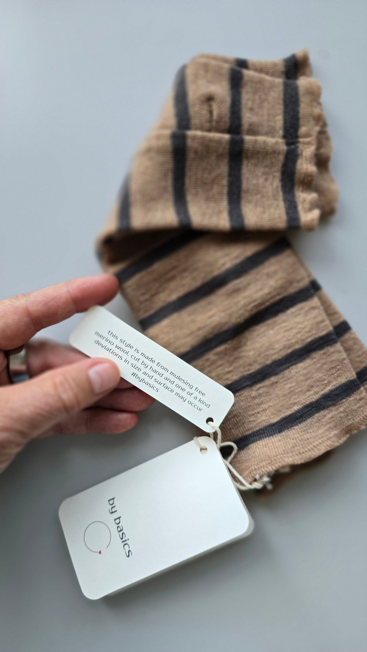 By Basics Pulsvarmere Light camel/black coffee striper By Basics- 1014 Pulsvarmere i merinoull kunstkolonialen