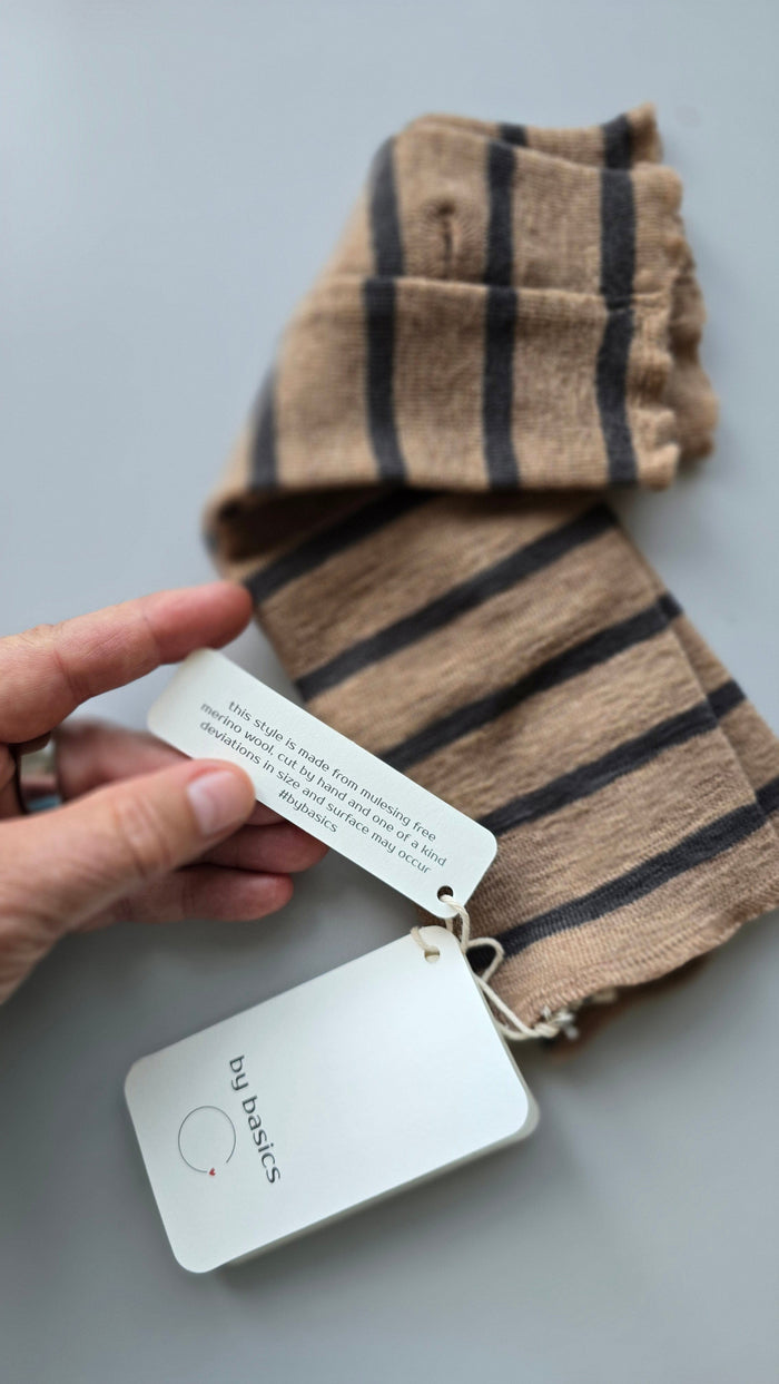 By Basics Pulsvarmere Light camel/black coffee striper By Basics- 1014 Pulsvarmere i merinoull kunstkolonialen