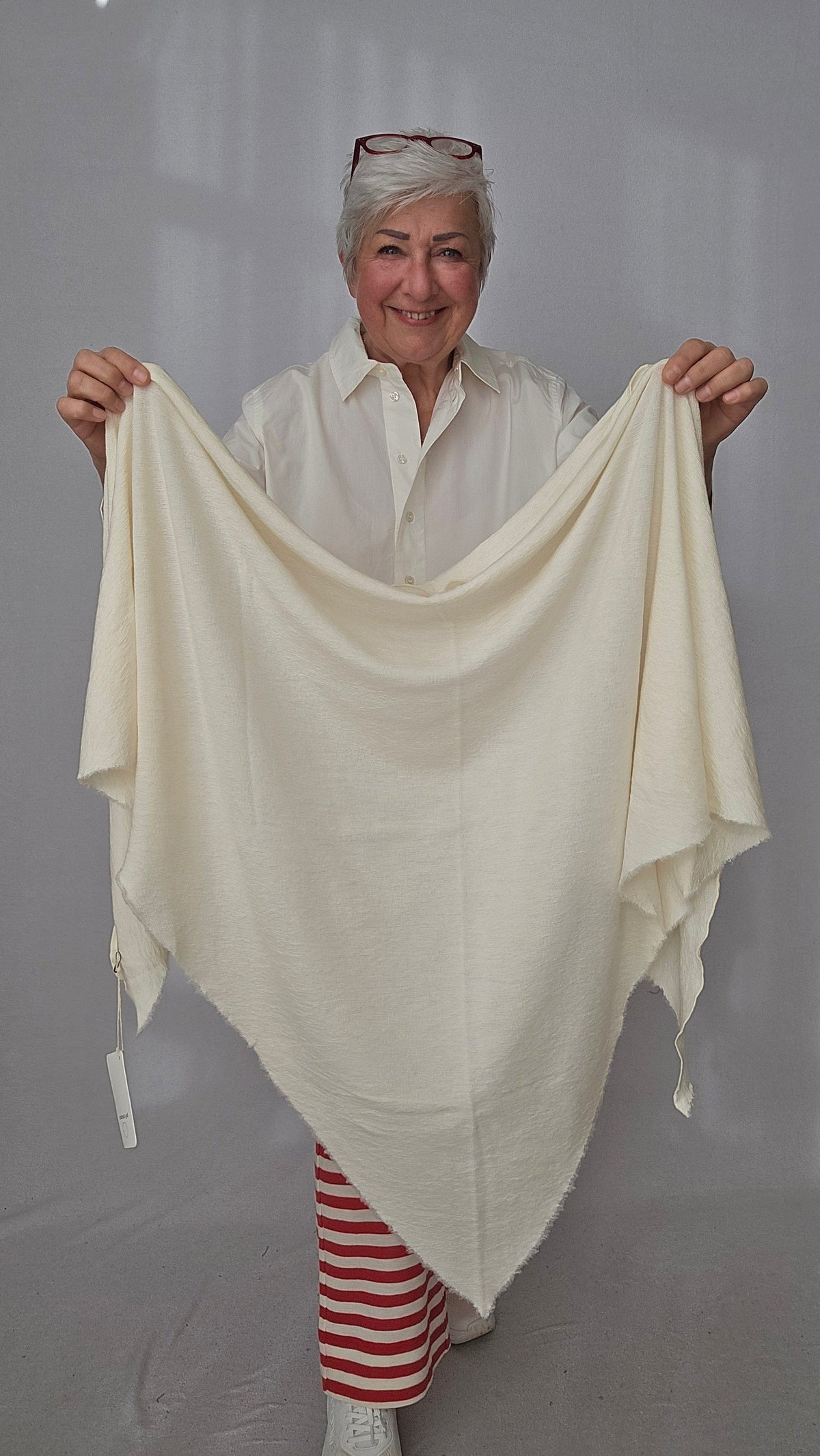 By Basics Sjal Raw white by basics- 1063 sjal kunstkolonialen