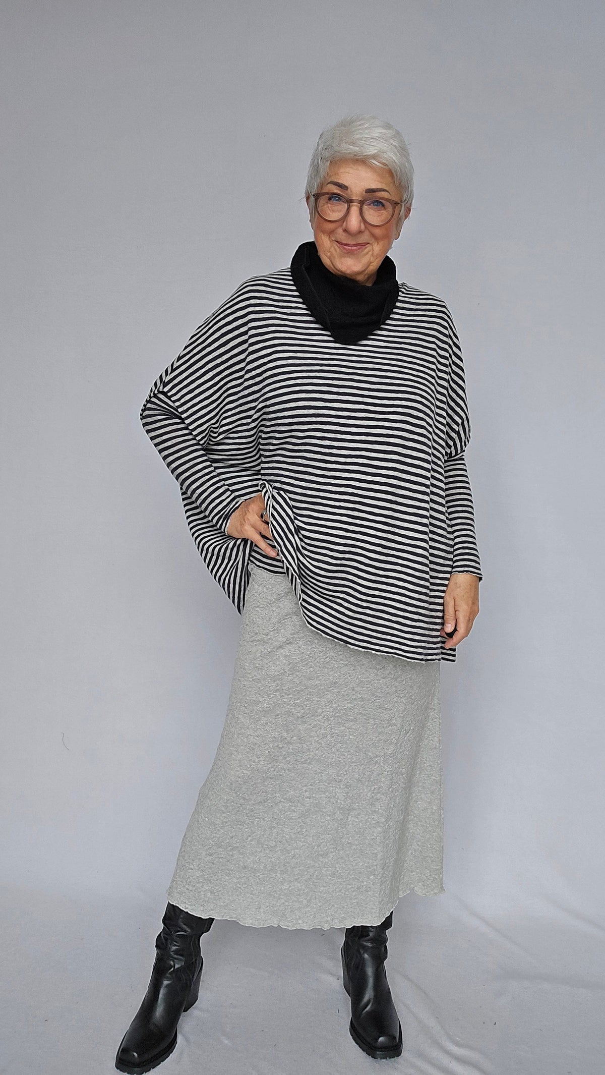 By Basics Skjerf Black By Basics- 1505 Bubblewool Lite triangelskjerf (miniskjerf) kunstkolonialen