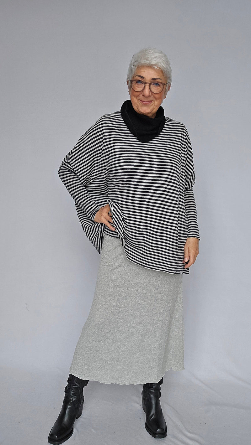 By Basics Skjerf Black By Basics- 1505 Bubblewool Lite triangelskjerf (miniskjerf) kunstkolonialen