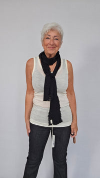 By Basics Skjerf Black by basics- 1049 Smalt skjerf (kan brukes som slips) kunstkolonialen