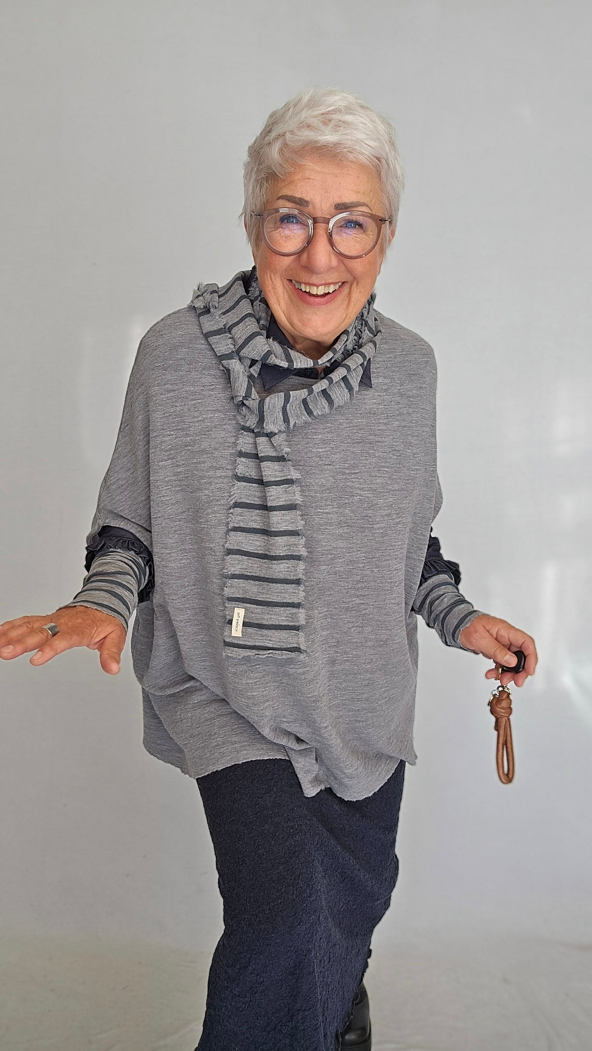 By Basics Skjerf By Basics- Smalt skjerf (kan brukes som slips) kunstkolonialen