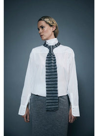 By Basics Skjerf By Basics- Smalt skjerf (kan brukes som slips) kunstkolonialen
