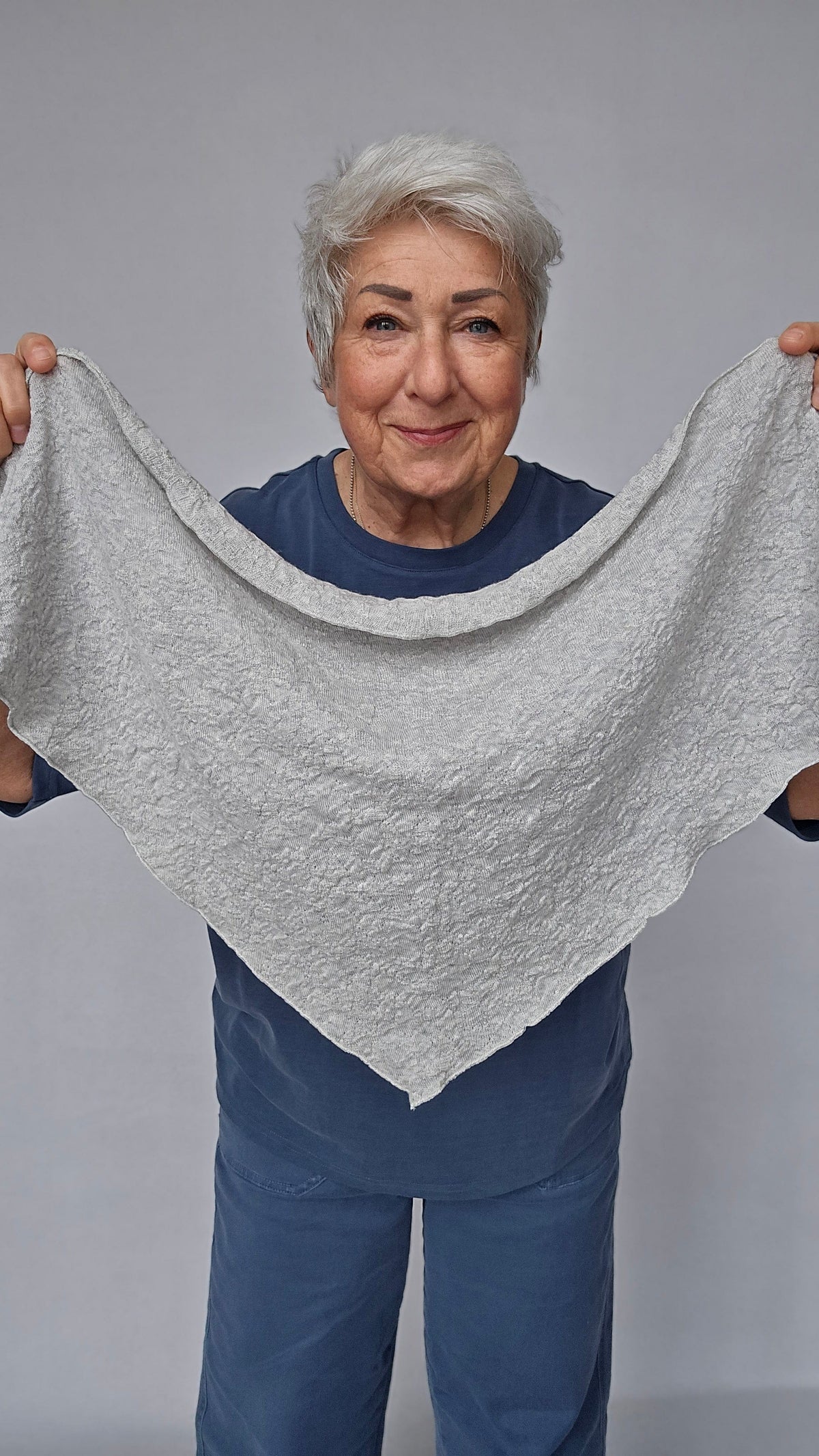 By Basics Skjerf Dawn grey melange by basics- 1515 bubblewool tørkle kunstkolonialen