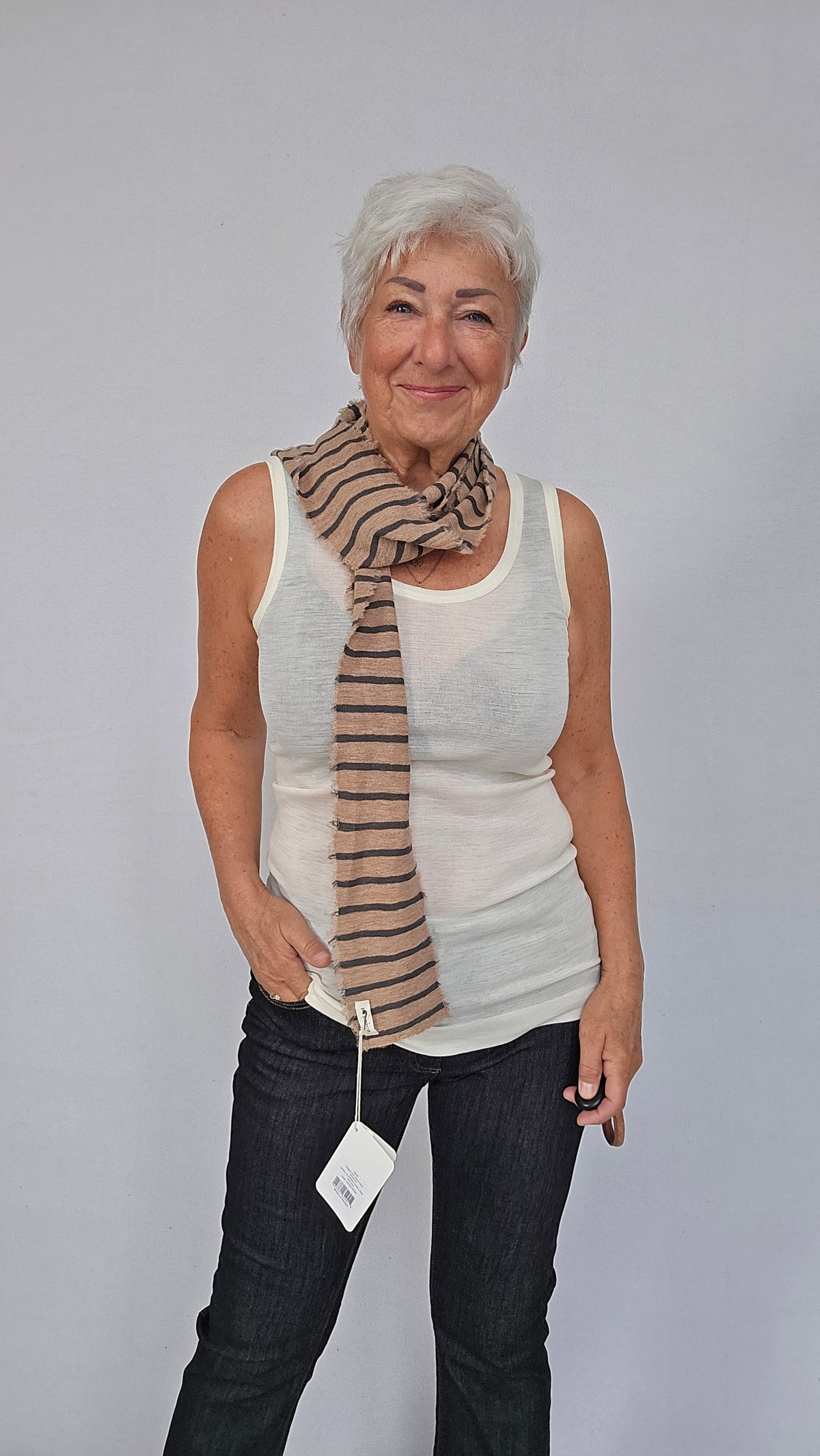 By Basics Skjerf Light camel/ Black coffee striper by basics- 1049 Smalt skjerf (kan brukes som slips) kunstkolonialen