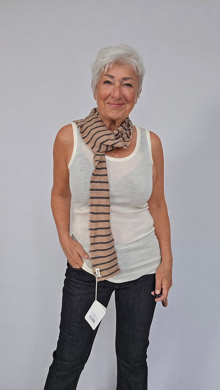 By Basics Skjerf Light camel/ Black coffee striper by basics- 1049 Smalt skjerf (kan brukes som slips) kunstkolonialen