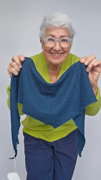 By Basics Skjerf Petrol blue by basics- 1040 Lite triangel skjerf (miniskjerf) kunstkolonialen