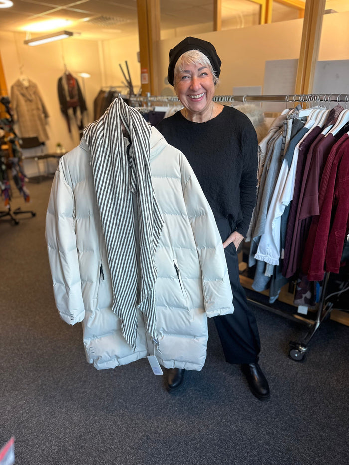 By Basics Skjerf Raw white/ earth melange by basics- 1023 Sjal trekantet kunstkolonialen