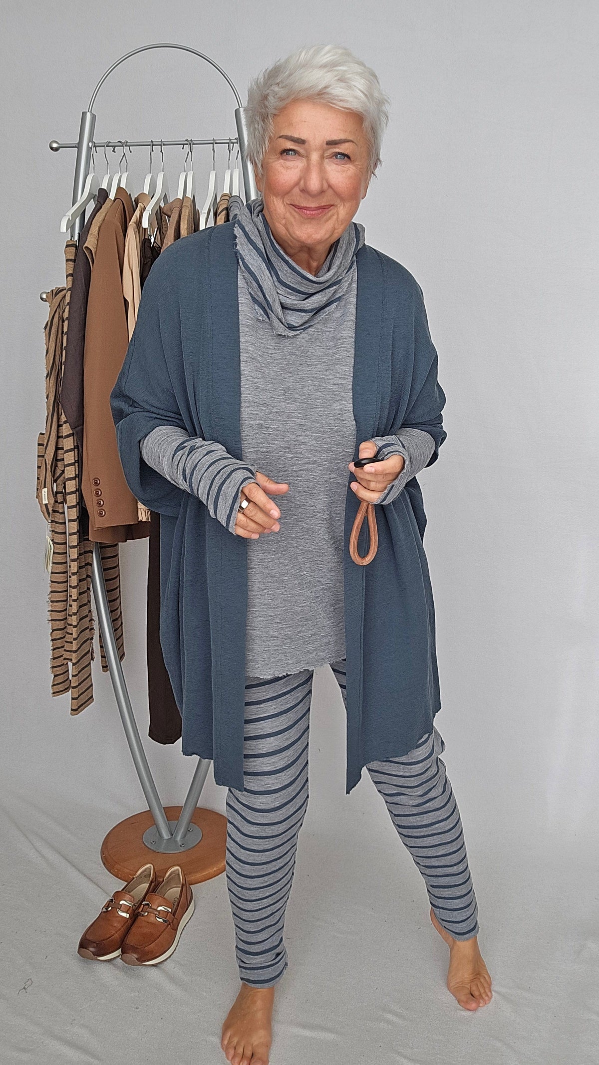 By Basics Skjerf Steel grey/ Asphalt striper By Basics- 1040 Lite triangel skjerf (miniskjerf) kunstkolonialen