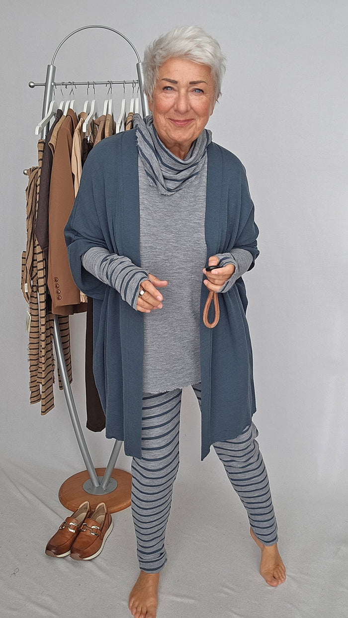 By Basics Skjerf Steel grey/ Asphalt striper By Basics- 1040 Lite triangel skjerf (miniskjerf) kunstkolonialen