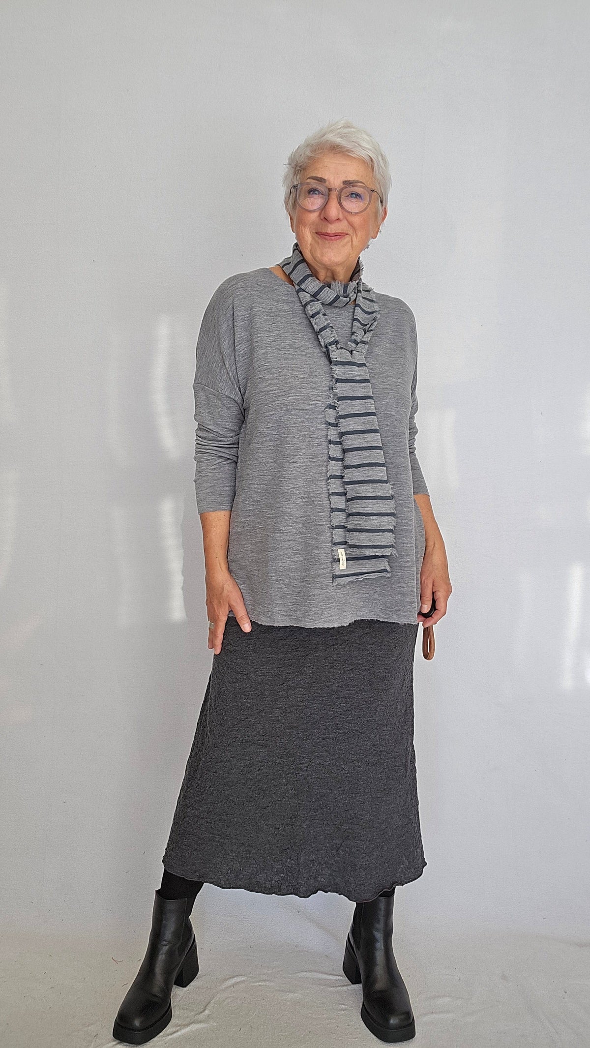 By Basics Skjerf Steel grey/ Asphalt striper By Basics- Smalt skjerf (kan brukes som slips) kunstkolonialen