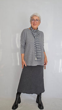 By Basics Skjerf Steel grey/ Asphalt striper By Basics- Smalt skjerf (kan brukes som slips) kunstkolonialen