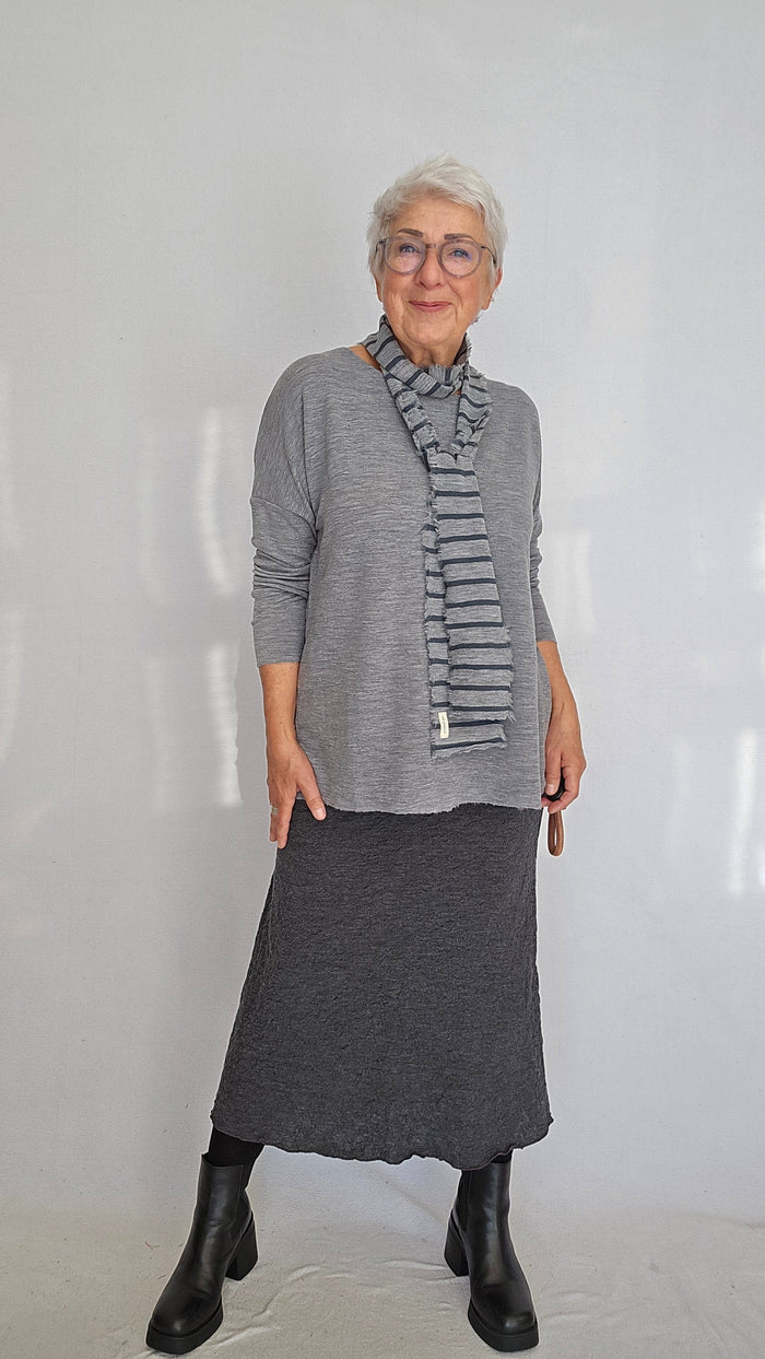 By Basics Skjerf Steel grey/ Asphalt striper By Basics- Smalt skjerf (kan brukes som slips) kunstkolonialen
