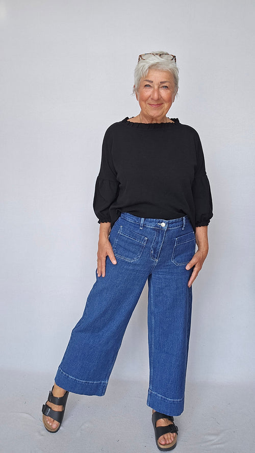 By Basics Topp Black / S by basics- 4055 Topp med rysjer rundt hals og ermer kunstkolonialen
