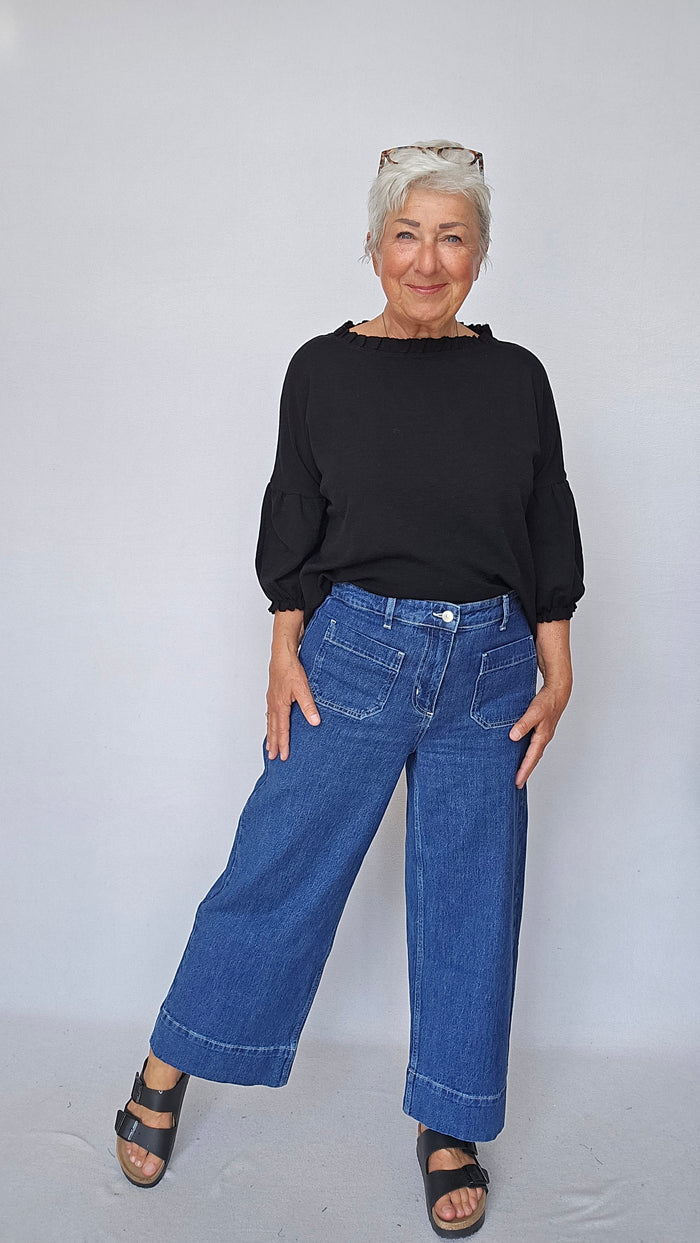 By Basics Topp Black / S by basics- 4055 Topp med rysjer rundt hals og ermer kunstkolonialen