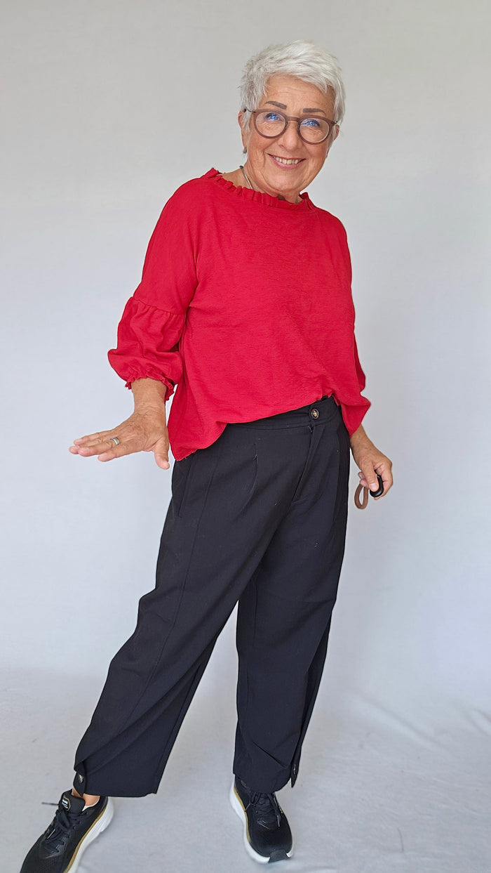 By Basics Topp Chili red / S By Basics- 4055 Topp med rysjer rundt hals og ermer kunstkolonialen