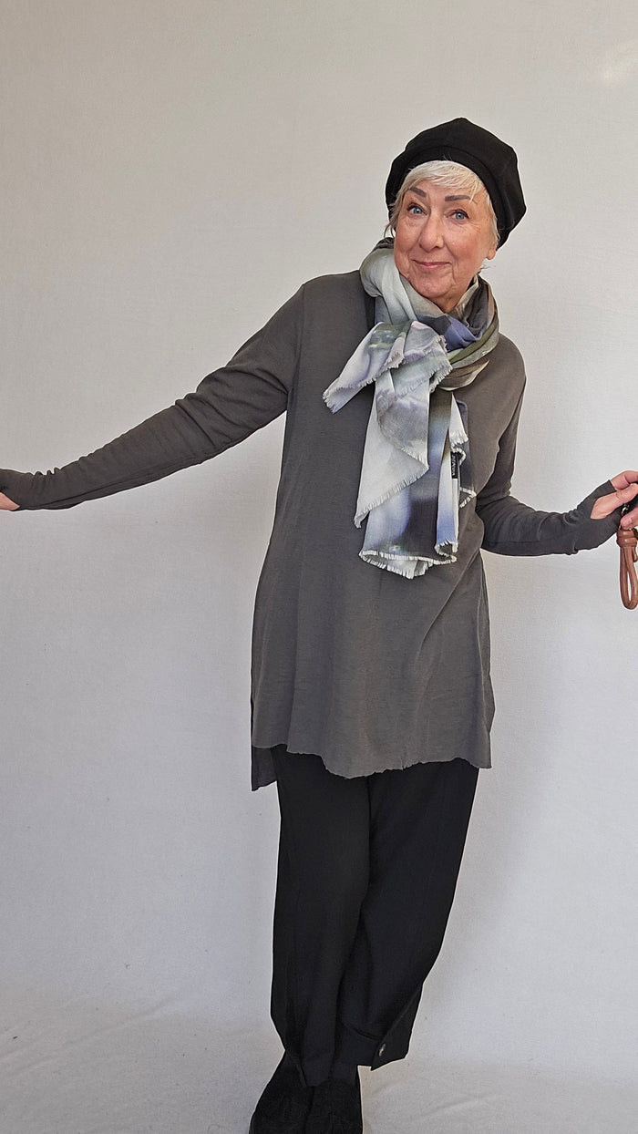 By Basics Tunika by basics- 6040 Tunika m/splitter i sidene kunstkolonialen