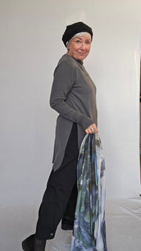 By Basics Tunika by basics- 6040 Tunika m/splitter i sidene kunstkolonialen