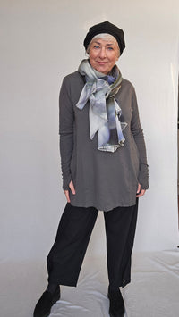 By Basics Tunika S / Black coffee by basics- 6040 Tunika m/splitter i sidene kunstkolonialen