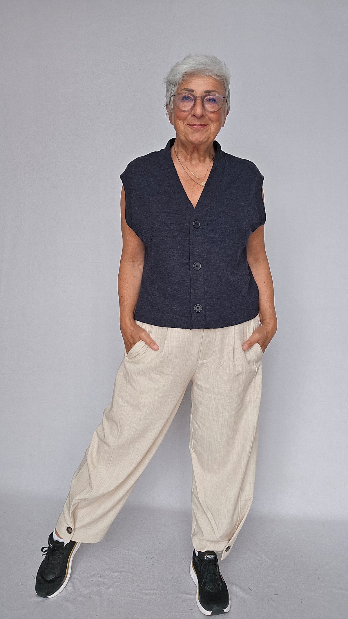 By Basics Vest by basics- 2011 Vest m/v-hals og knapper kunstkolonialen