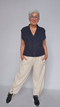 By Basics Vest by basics- 2011 Vest m/v-hals og knapper kunstkolonialen