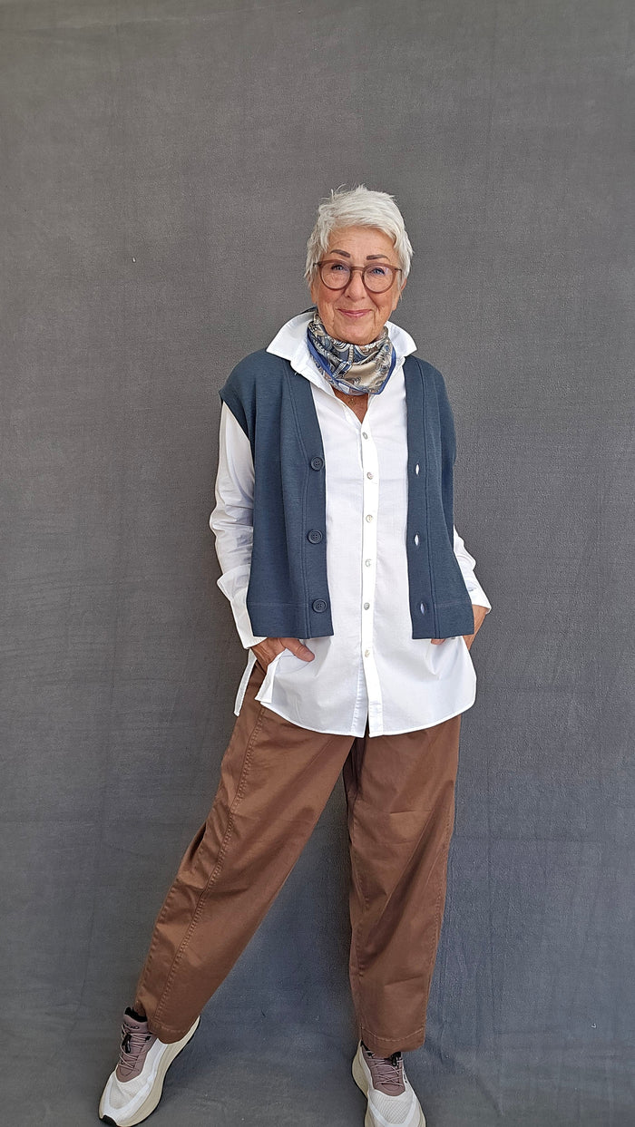 By Basics Vest by basics- 2011 Vest m/v-hals og knapper kunstkolonialen