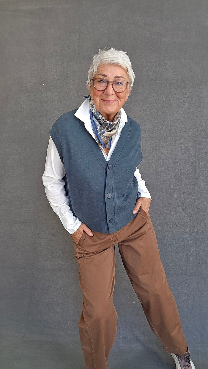 By Basics Vest by basics- 2011 Vest m/v-hals og knapper kunstkolonialen