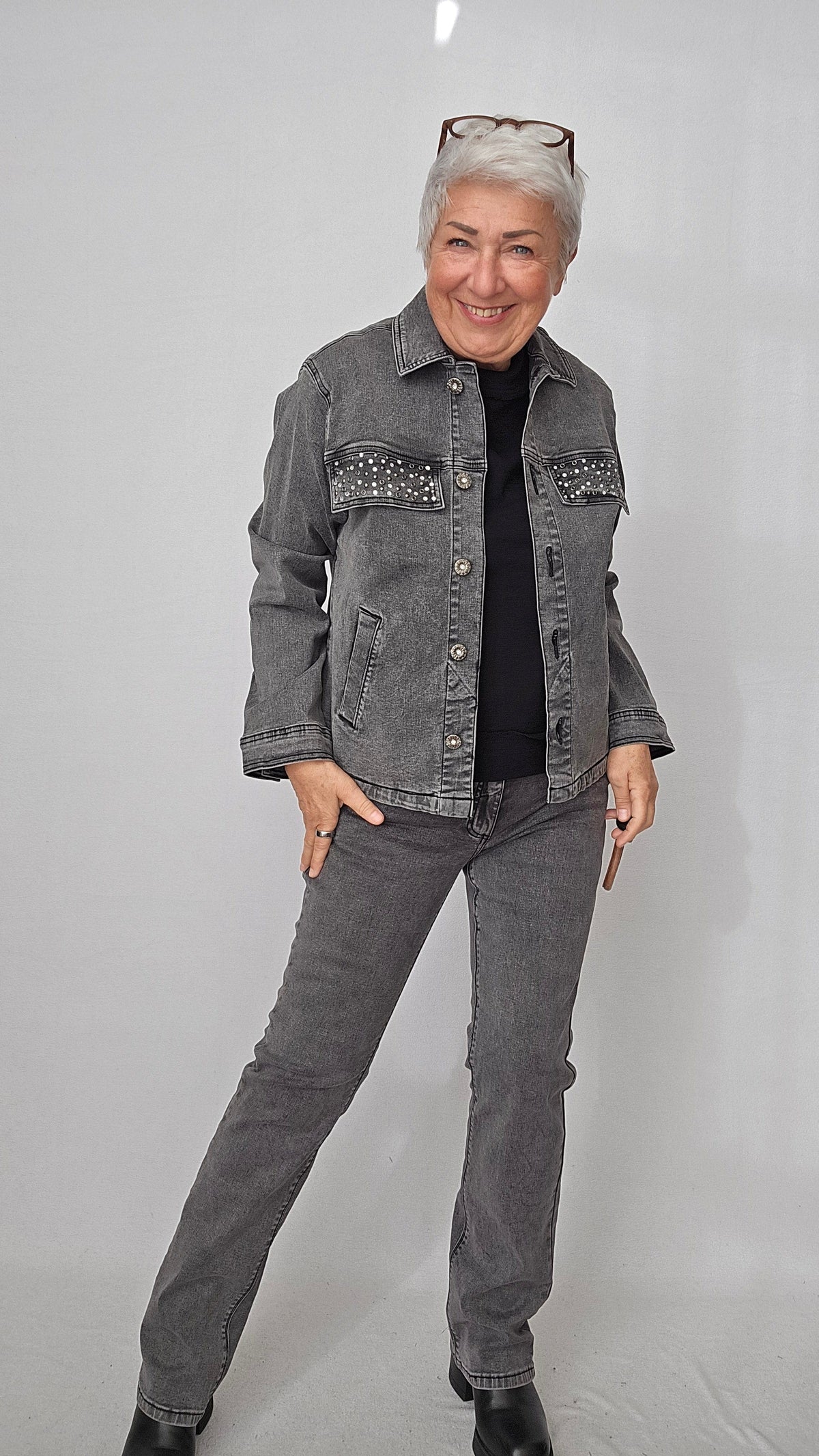 Cero Etage Jeansjakke Cero Etage-  Jeansjakke i Grey Denim m/pynt på lommene kunstkolonialen