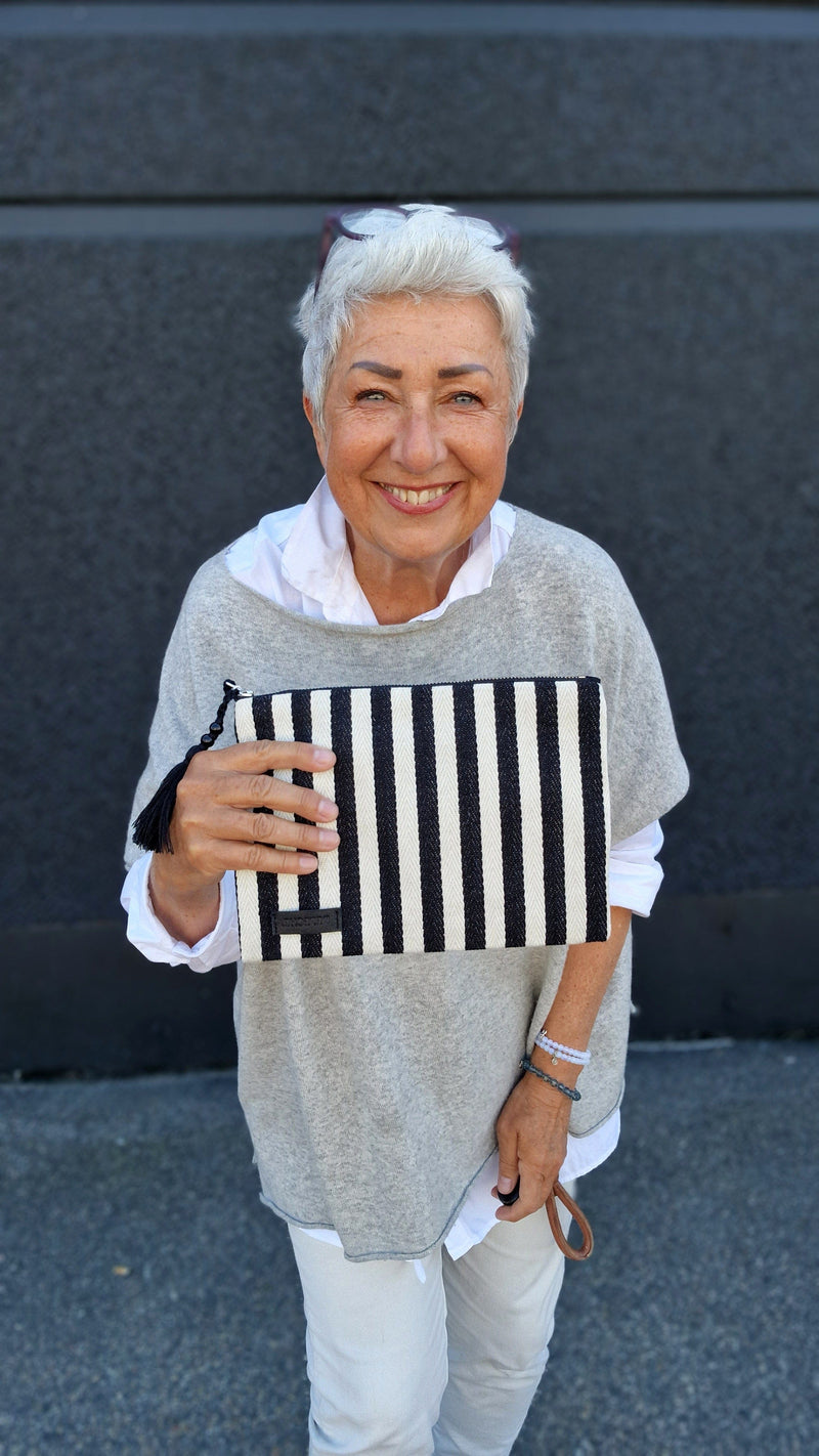 Depeche Shopper Clutch Depeche- Stor shopper, liten shopper og clutch i sort/hvit stripe kunstkolonialen