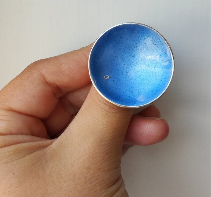 Embla Smykker Ring Himmelblå Embla Smykker- Boble ring gigant- i forskjellige farger (34mm i diam) kunstkolonialen