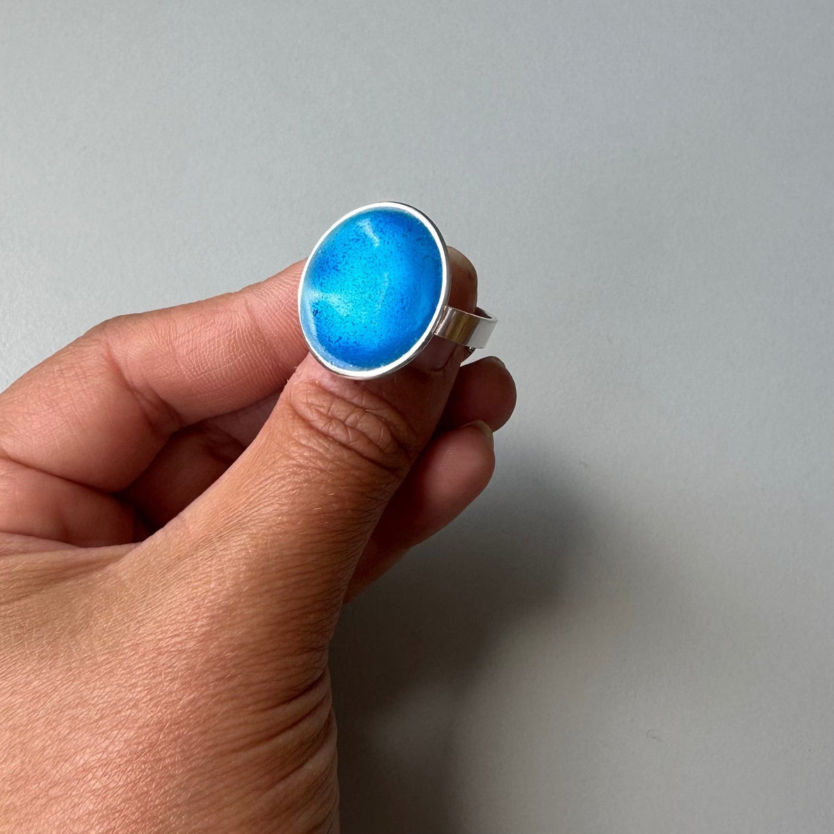 Embla Smykker Ring Himmelblå Embla Smykker- Boble ring stor- i forskjellige farger (23mm i diam) kunstkolonialen