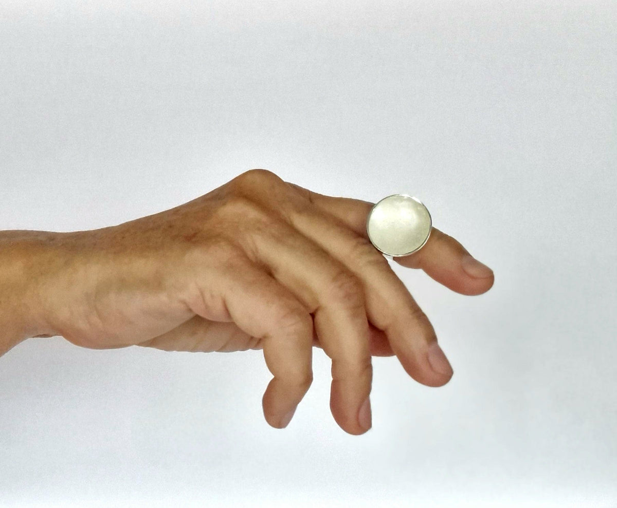 Embla Smykker Ring Hvit Embla Smykker- Boble ring stor- i forskjellige farger (23mm i diam) kunstkolonialen